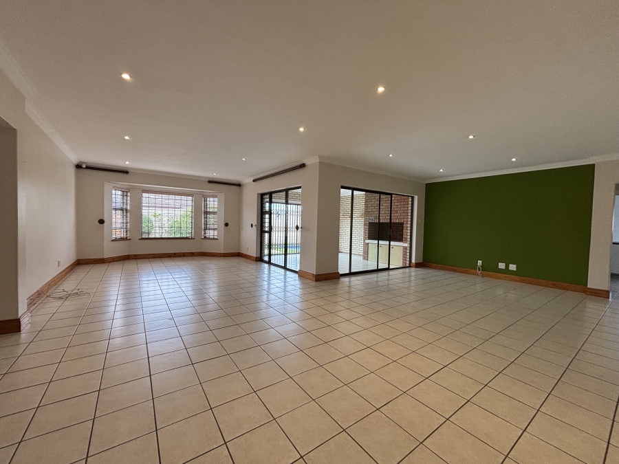 To Let 4 Bedroom Property for Rent in Summerstrand Eastern Cape